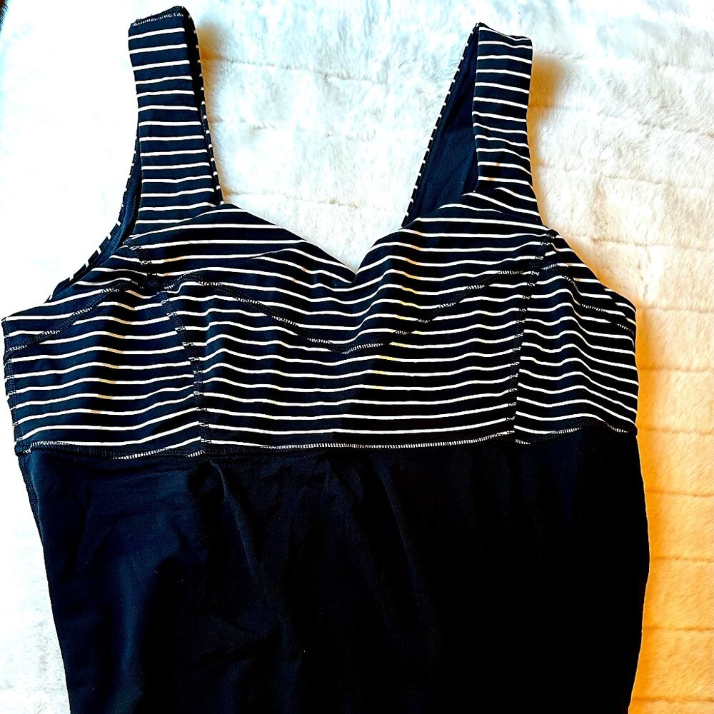 Lululemon exercise tank top in black and white